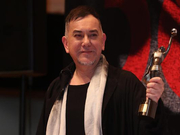 组图：黄秋生力克周润发夺影帝 后台采访妙语连珠