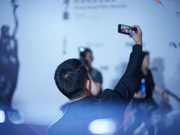 组图：刘德华一身黑亮相红毯 与记者玩自拍超有亲和力