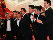 组图：《恶人传》戛纳举行首映 全剧组化身黑衣党帅气亮相