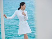 组图：许晴戛纳海边拍摄大片 妩媚低首演绎风情万种