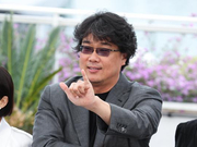 组图：宋康昊戛纳帅气亮相 奉俊昊对摄影师比六很喜感