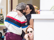 组图：布鲁克林与女友在戛纳聚餐 大方拥吻旁若无人撒狗粮