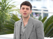 组图：导演多兰亮相戛纳photocall 脚下皮鞋有增高效果