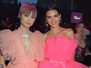 组图：李宇春嫩粉造型现身慈善晚宴 与肯豆同框演绎红粉佳人