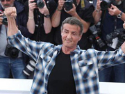 组图：史泰龙亮相戛纳将办大师班 老硬汉秀肌肉