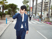 组图：徐开骋戛纳街头拍大片 西装笔挺再现霸道总裁范