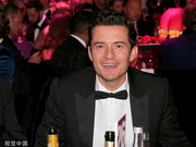 组图：一本正经卖萌！“精灵王子”奥兰多·布鲁姆露齿笑憨帅可爱