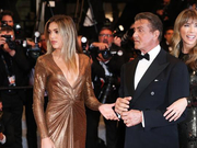 组图：72岁史泰龙携妻女亮相新片首映 二女儿深V礼服性感爆棚