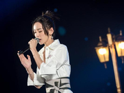 组图：2019微博电影之夜 于文文深情献唱代表作《体面》