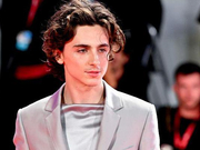 组图：甜茶灰西装亮相红毯少年气十足 大方亲吻粉丝CMBYN纹身