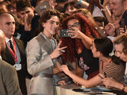 组图：甜茶束腰灰西装和粉丝亲切合影 女友莉莉藕色裙仙气足