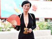 组图：66岁张艾嘉轻摇折扇登红毯 开深V秀蛮腰举手投足风韵万千