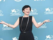 组图：张艾嘉黑色无袖连体裤知性干练 杨凡搂张姐大笑