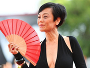 组图：张艾嘉手拿扇子深V黑裙走红毯 田壮壮面孔显沧桑