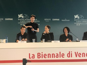 组图：绅士Mark！《兰心大剧院》发布会赵又廷贴心给巩俐倒水