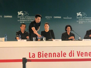 组图：贴心！赵又廷威尼斯发布会上为巩俐拧瓶盖倒水