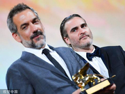 组图：《小丑》夺威尼斯最佳影片 导演捧杯赞菲尼克斯无可比拟