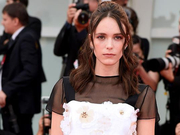 组图：小仙女！90后威尼斯评委斯塔西-马汀穿花瓣裙露灿笑