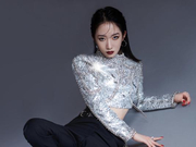 组图：火箭少女101湖南卫视合体跨年 银色系演出服光彩夺目