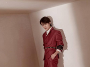 组图：易烊千玺红西装禁欲帅气 单手插袋上演眼神杀