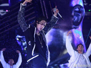 组图：王一博长发造型慵懒帅气 水中嗨唱酷帅爆棚