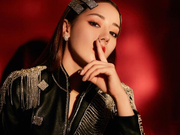 组图：迪丽热巴跨年晚会造型曝光 亮片流苏皮衣英气十足