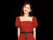 组图：谢娜红色泡泡袖连衣裙复古气质 红唇夺目自信甜笑气场足