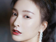 组图：吴昕红色刺绣礼服秀迷人肩颈 露额马尾清新灵动