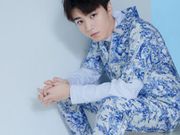 组图：王俊凯印花连体装腿长惊人 头顶小辫子酷范儿十足