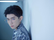 组图：王源牛仔印花夹克清新帅气 搭配金丝眼镜气质高级