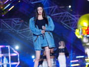 组图：杨幂贝雷帽牛仔套装化身黑泡少女 与腾格尔等嗨唱神曲