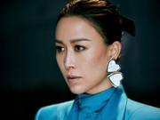 组图：那英孔雀蓝套装搭配夸张耳饰诠释成熟魅力 烟熏妆气场十足