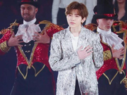 组图：蔡徐坤闪光条纹西装江苏跨年 状态超好大长腿吸睛