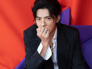 组图：吴亦凡黑色条纹西装利落帅气 搭配金丝眼镜贵气十足