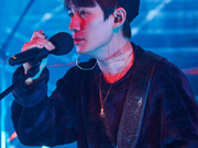 组图：朱一龙身背吉他摇滚范十足 头戴鸭舌帽难掩帅气