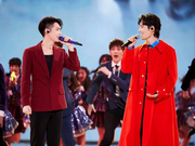 组图：张艺兴肖战合作对唱 二人着同色系衣服带来视听盛宴