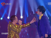 组图：陈伟霆带妈妈上跨年超温馨 被问美女是谁答：我的妈呀！