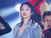 组图：张韶涵牛仔拼接风衣内搭短裙秀美腿 欧美妆超slay