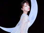 组图：吴谨言白色刺绣纱裙纯净温婉 端坐月间宛若仙子