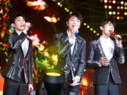 组图：TFBOYS连续五年相约湖南跨年 亮面西装造型前卫