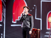 组图：李现皮衣雅痞范儿足凸显大长腿 主题曲连唱眼神超有戏