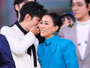 组图：那英肖战台上贴耳讲悄悄话 两人似在说趣事笑得开怀