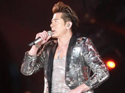 组图：郭富城亮相跨年穿亮片裤热舞 身材紧致男人味十足