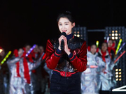 组图：关晓彤亮片外套大长腿吸睛 与张若昀带来京味儿rap