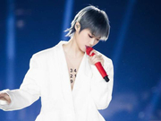 组图：李宇春白色西装搭长裙气场十足 擦红唇彰显女王范儿