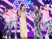 组图：刘涛与闺蜜秦海璐合体献唱跨年 “金银CP”复古摩登