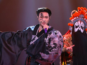 组图：张艺兴《霸王别姬》脸谱妆别致 龙纹西装显王者风范