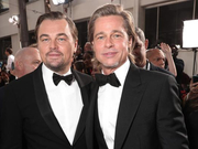 组图：小李子皮特合体亲密相拥秀友情 双黑西装性感男神魅力依旧