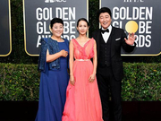 组图:奉俊昊携《寄生虫》剧组亮相金球红毯 宋康昊西装尽显成熟范