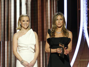 组图：詹妮弗·安妮斯顿与瑞茜同台争艳 黑白配熟女气质双倍迷人